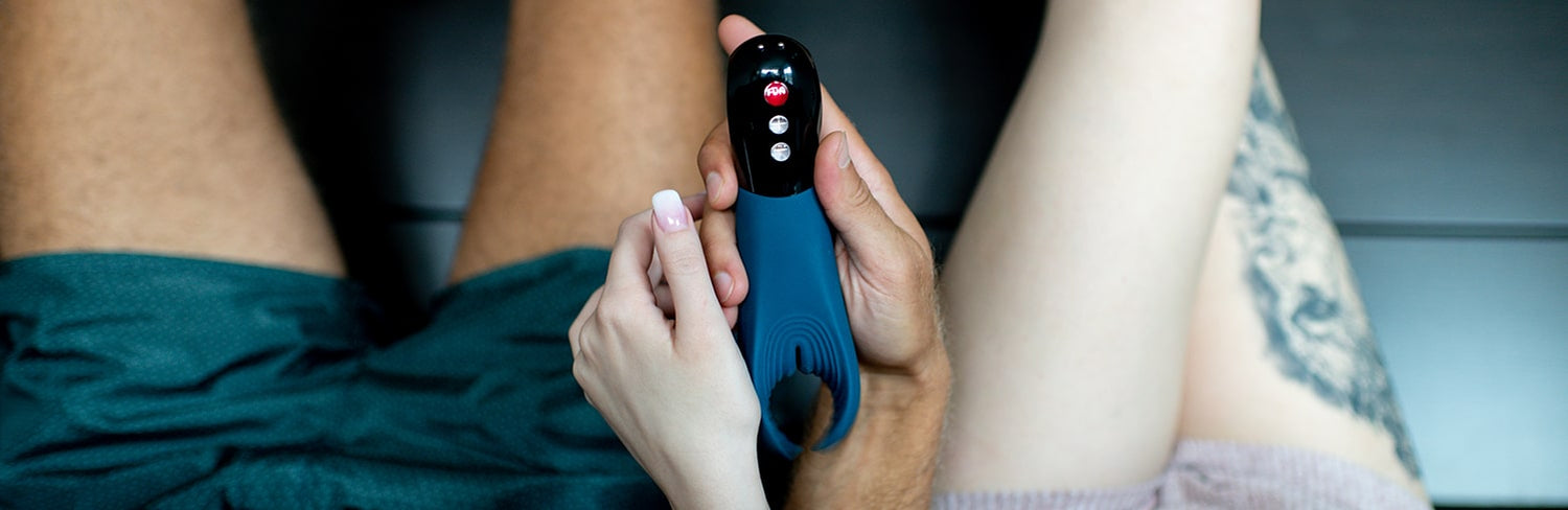 Paar mit Penisvibrator MANTA in Deep Sea Blue