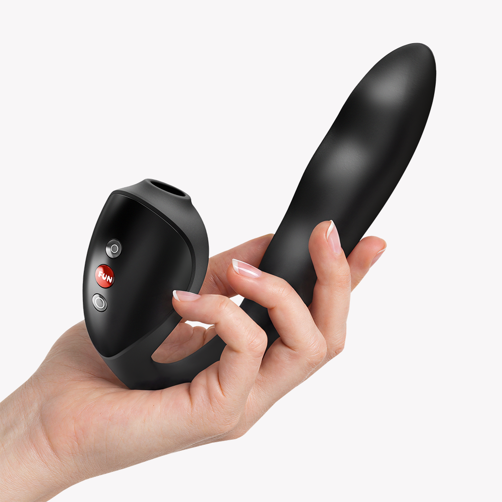 STRONIC PULSE ALLEGRO Black – Rabbit Pulsator mit Air Pulse von FUN FACTORY, in der Hand