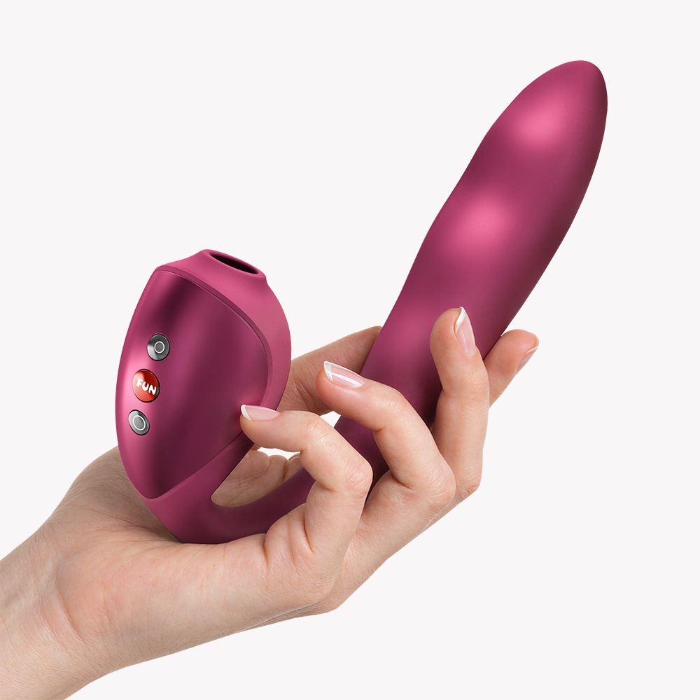 STRONIC PULSE ALLEGRO Wine Red – Rabbit Pulsator mit Air Pulse von FUN FACTORY, in der Hand