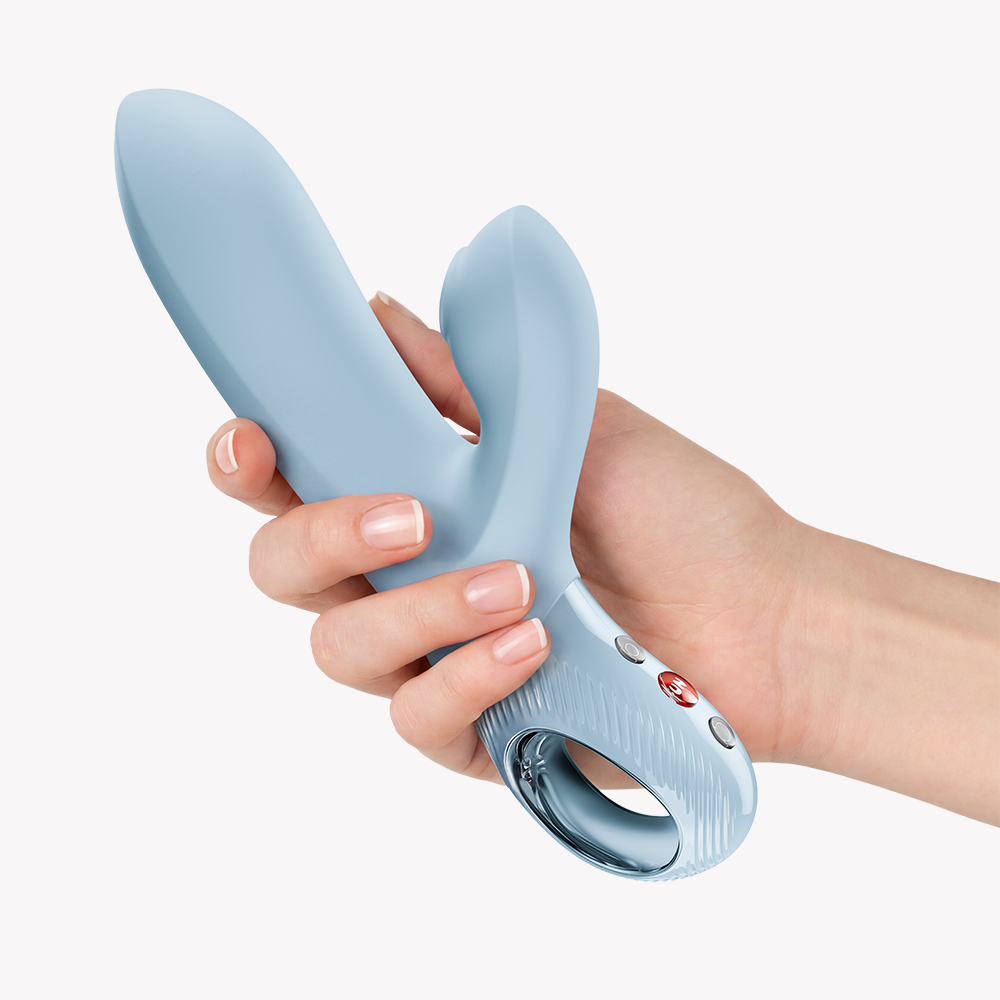 SPICY PULSE BI Ice Blue – Air Pulse Vibrator von FUN FACTORY, in der Hand