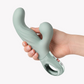 Volvéra Pulse Groovy Mint – Air Pulse Vibrator von FUN FACTORY, in der Hand
