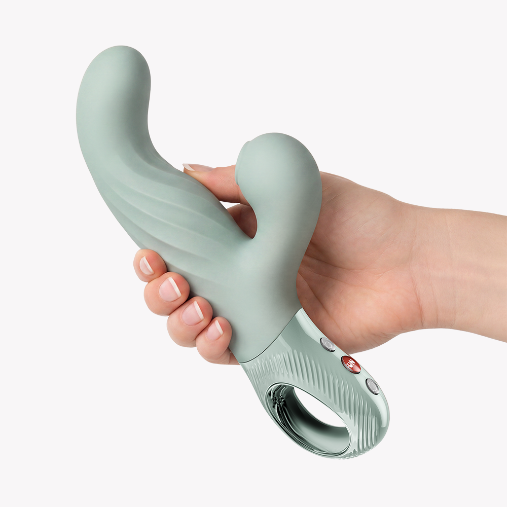 Volvéra Pulse Groovy Mint – Air Pulse Vibrator von FUN FACTORY, in der Hand