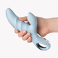 Volvéra Pulse Perky Sky Blue – Air Pulse Vibrator von FUN FACTORY, in der Hand