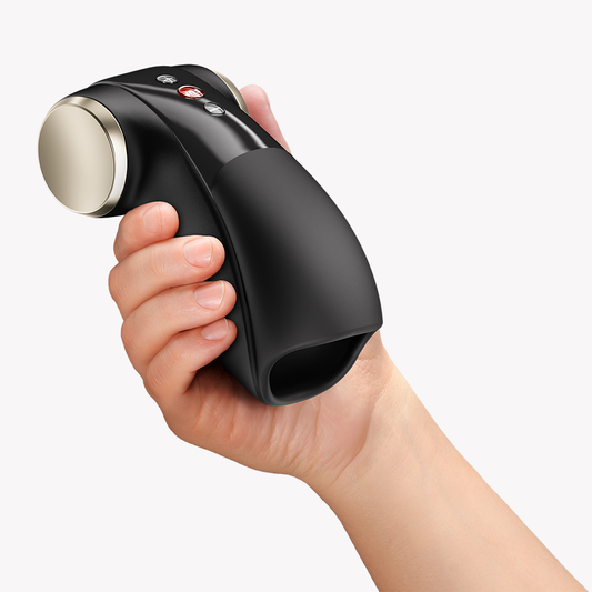 COBRA LIBRE II Black – Masturbator von FUN FACTORY, in der Hand
