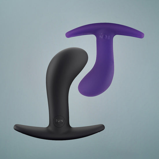 Analplugs BOOTIE S in violet & BOOTIE M in black
